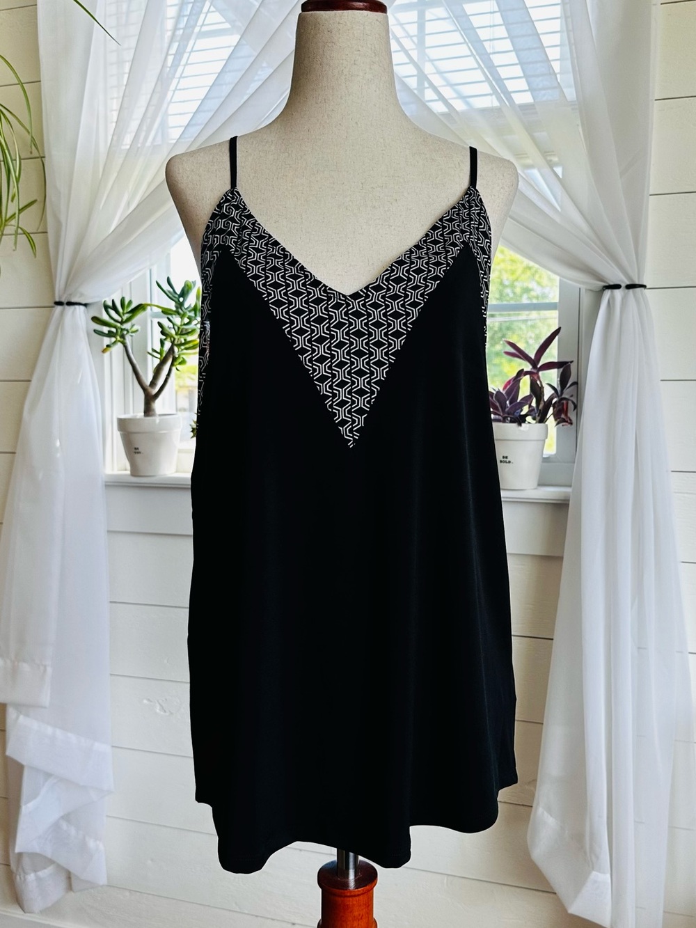 Express black and white geometric V-neck camisole size medium NWT